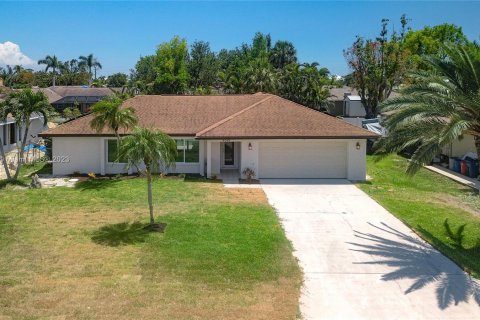 House in Fort Myers, Florida 3 bedrooms № 547575 - photo 1
