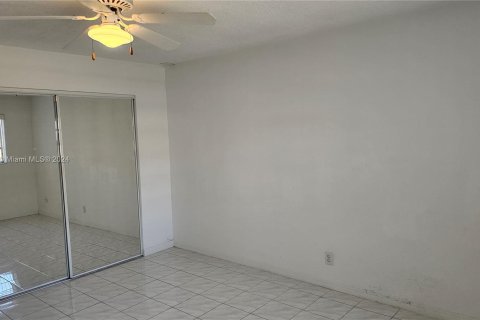 Condo in Hallandale Beach, Florida, 2 bedrooms  № 1388077 - photo 21