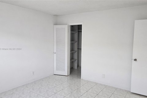 Condo in Hallandale Beach, Florida, 2 bedrooms  № 1388077 - photo 18