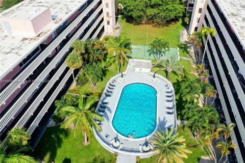 Copropriété à vendre à Hallandale Beach, Floride: 2 chambres, 99.41 m2 № 1388077 - photo 28