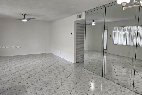 Copropriété à vendre à Hallandale Beach, Floride: 2 chambres, 99.41 m2 № 1388077 - photo 10