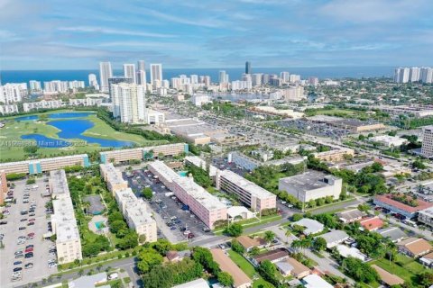 Condo in Hallandale Beach, Florida, 2 bedrooms  № 1388077 - photo 25