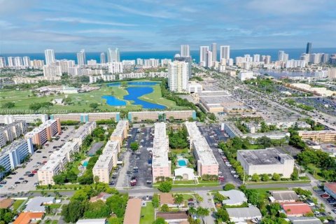 Copropriété à vendre à Hallandale Beach, Floride: 2 chambres, 99.41 m2 № 1388077 - photo 1