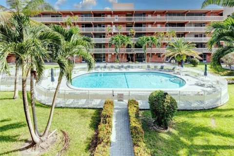 Condo in Hallandale Beach, Florida, 2 bedrooms  № 1388077 - photo 4