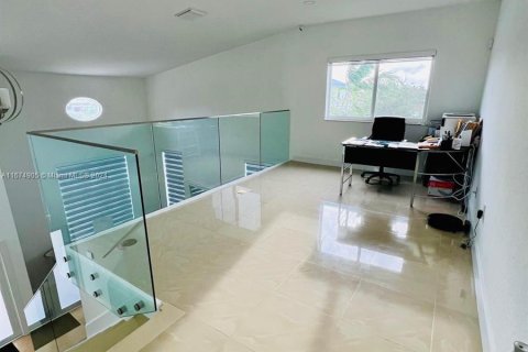 Casa en venta en Miami, Florida, 5 dormitorios, 256.87 m2 № 1398301 - foto 9