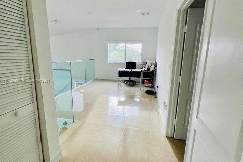 Casa en venta en Miami, Florida, 5 dormitorios, 256.87 m2 № 1398301 - foto 10