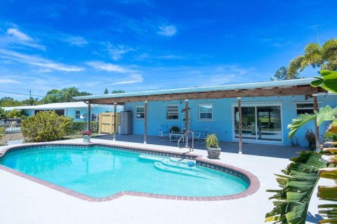 House in Jensen Beach, Florida 3 bedrooms, 115.11 sq.m. № 1132833 - photo 20