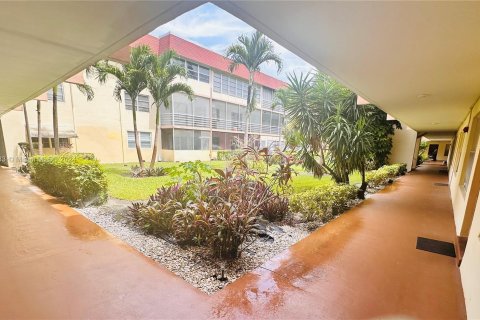 Condo in Lauderdale Lakes, Florida, 1 bedroom  № 1305736 - photo 4