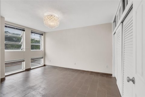 Condo in Miami Beach, Florida, 1 bedroom  № 1423003 - photo 12