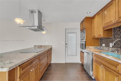 Condo in Miami Beach, Florida, 1 bedroom  № 1423003 - photo 9