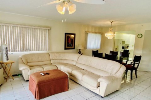 Condo in Pembroke Pines, Florida, 2 bedrooms  № 1331008 - photo 3