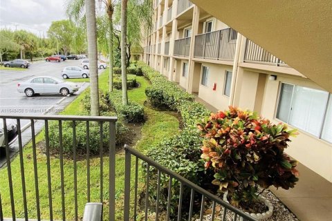 Condo in Pembroke Pines, Florida, 2 bedrooms  № 1331008 - photo 1