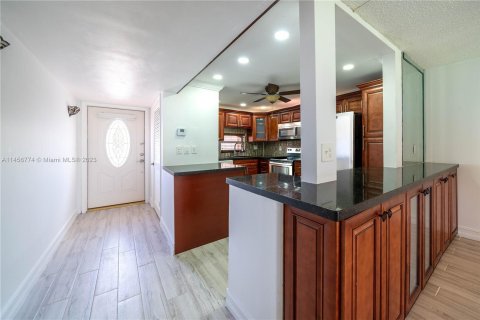Condominio en venta en Pembroke Pines, Florida, 2 dormitorios, 108.7 m2 № 736054 - foto 3