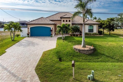 Casa en venta en Cape Coral, Florida, 4 dormitorios, 205.59 m2 № 817652 - foto 1