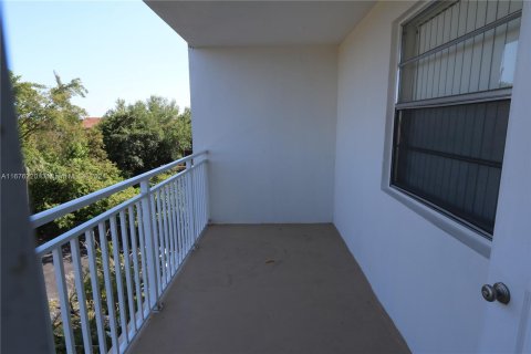 Condo in Hialeah, Florida, 2 bedrooms  № 1403058 - photo 18