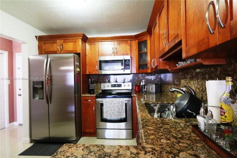 Condo in Hialeah, Florida, 2 bedrooms  № 1403058 - photo 8