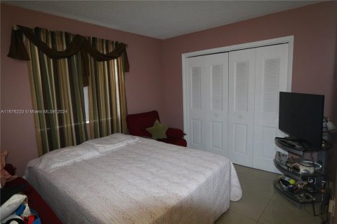 Condo in Hialeah, Florida, 2 bedrooms  № 1403058 - photo 16