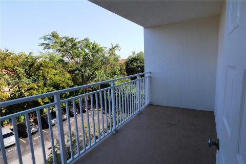 Condo in Hialeah, Florida, 2 bedrooms  № 1403058 - photo 17