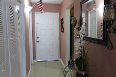 Copropriété à vendre à Hialeah, Floride: 2 chambres, 96.15 m2 № 1403058 - photo 2