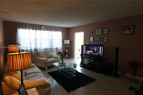 Copropriété à vendre à Hialeah, Floride: 2 chambres, 96.15 m2 № 1403058 - photo 4