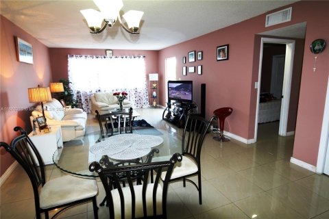 Copropriété à vendre à Hialeah, Floride: 2 chambres, 96.15 m2 № 1403058 - photo 3