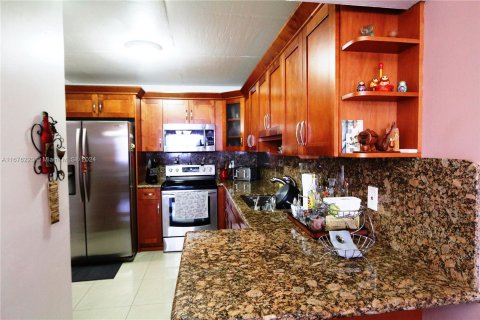 Condo in Hialeah, Florida, 2 bedrooms  № 1403058 - photo 6