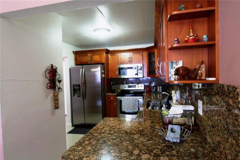 Condo in Hialeah, Florida, 2 bedrooms  № 1403058 - photo 11