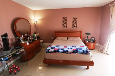 Condo in Hialeah, Florida, 2 bedrooms  № 1403058 - photo 12