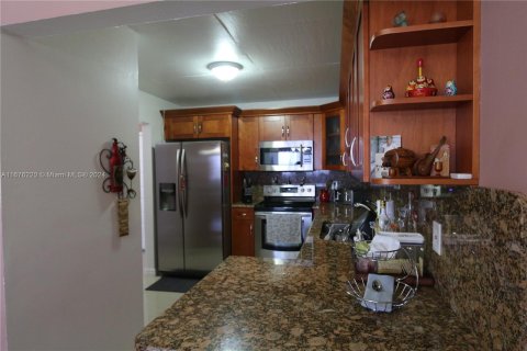 Condo in Hialeah, Florida, 2 bedrooms  № 1403058 - photo 5