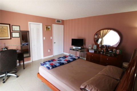 Condo in Hialeah, Florida, 2 bedrooms  № 1403058 - photo 13