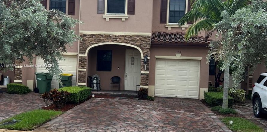 Townhouse in Homestead, Florida 3 bedrooms, 153.29 sq.m. № 1403059