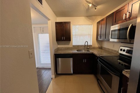 Condo in Sunrise, Florida, 2 bedrooms  № 1403148 - photo 2