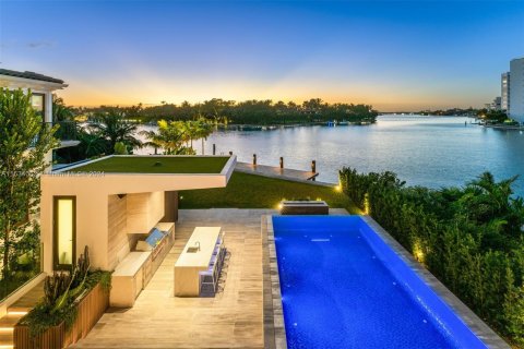 Casa en venta en Surfside, Florida, 7 dormitorios, 836.86 m2 № 1013873 - foto 5