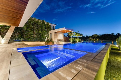 Villa ou maison à vendre à Surfside, Floride: 7 chambres, 836.86 m2 № 1013873 - photo 2