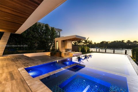 Villa ou maison à vendre à Surfside, Floride: 7 chambres, 836.86 m2 № 1013873 - photo 24