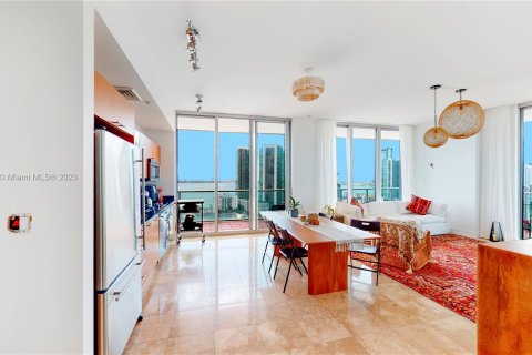 Condominio en alquiler en Miami, Florida, 2 dormitorios, 109.72 m2 № 617626 - foto 3