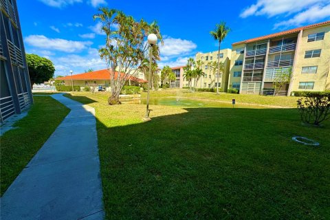 Condo in North Lauderdale, Florida, 1 bedroom  № 1208639 - photo 4