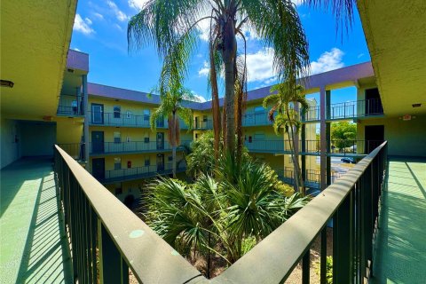 Condo in North Lauderdale, Florida, 1 bedroom  № 1208639 - photo 6