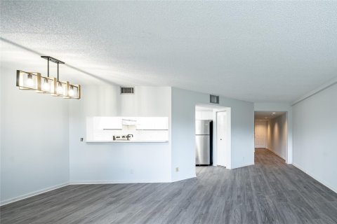 Condominio en venta en Pembroke Pines, Florida, 1 dormitorio, 97.08 m2 № 888128 - foto 3