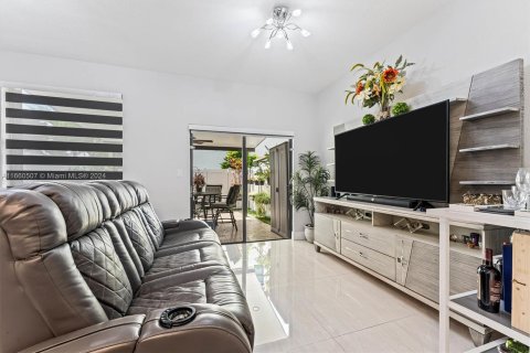 Adosado en venta en Hialeah, Florida, 3 dormitorios, 131.18 m2 № 1372600 - foto 11