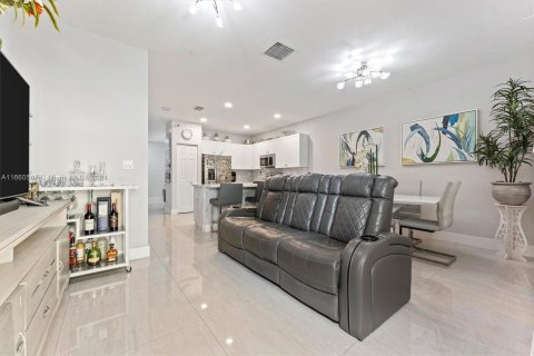 Adosado en venta en Hialeah, Florida, 3 dormitorios, 131.18 m2 № 1372600 - foto 12