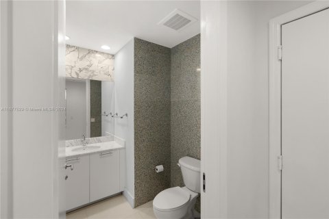 Condo in Miami, Florida, 2 bedrooms  № 1403106 - photo 13