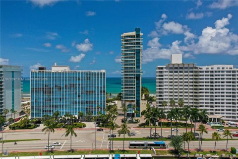 Condo in Miami Beach, Florida, 3 bedrooms  № 1403152 - photo 2