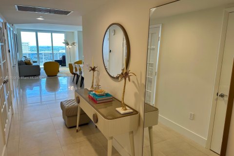 Condo in Hallandale Beach, Florida, 3 bedrooms  № 1354999 - photo 11