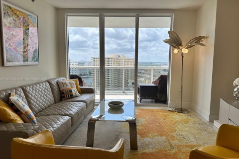 Condo in Hallandale Beach, Florida, 3 bedrooms  № 1354999 - photo 1