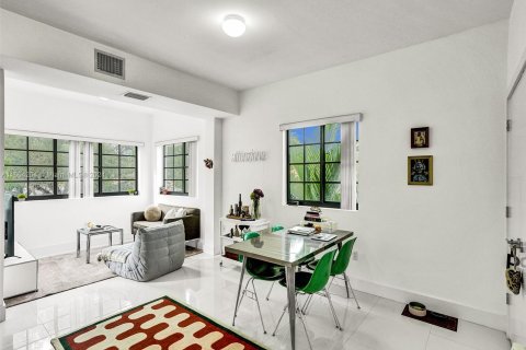 Apartment in Coral Gables, Florida 2 bedrooms, 74.32 sq.m. № 1354998 - photo 5