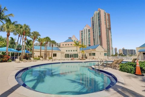 Copropriété à vendre à Aventura, Floride: 4 chambres, 379.04 m2 № 1098530 - photo 9