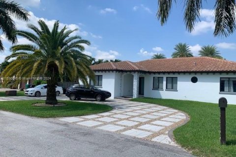 House in Miami, Florida 4 bedrooms № 1185955 - photo 2