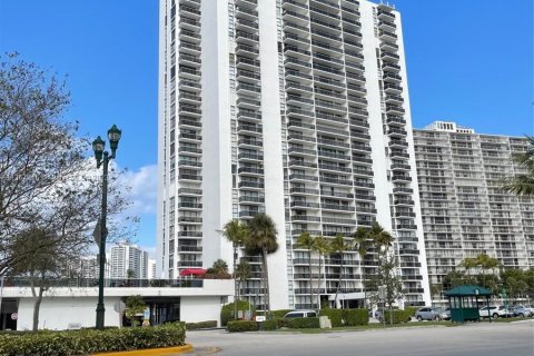 Condo in Aventura, Florida, 1 bedroom  № 413839 - photo 1