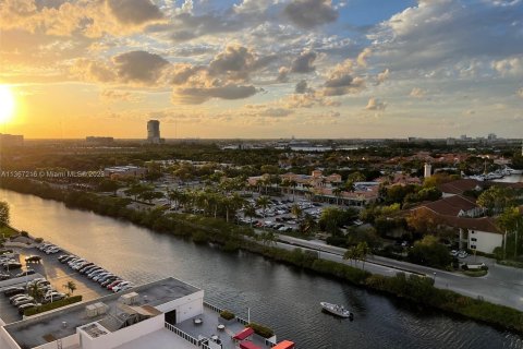 Condo in Aventura, Florida, 1 bedroom  № 413839 - photo 23